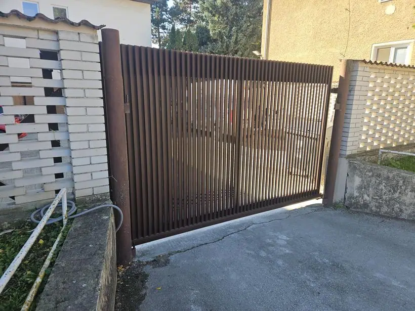 Hliníková brána, Bánovce nad Bebravou