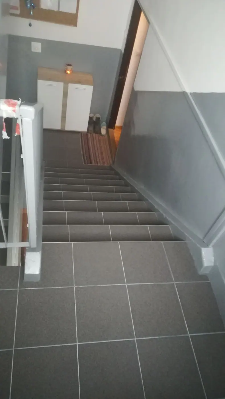Chodba bytového domu, Kovarce