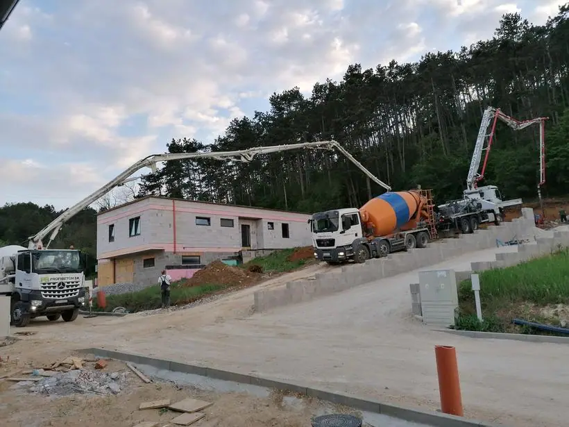 Oporný múr, Malé Uherce